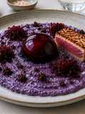 Tonno scottato con spuma di patate viola, barbabietola e amarena