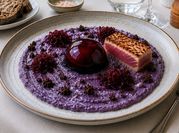 Una foto di patate viola