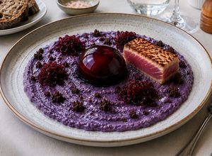 Foto di Tonno scottato con spuma di patate viola, barbabietola e amarena