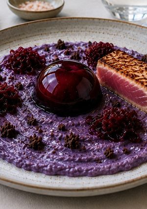 Foto di Tonno scottato con spuma di patate viola, barbabietola e amarena
