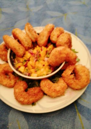 Una foto de Camarones con coco y salsa de mango
