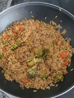 Una foto de Arroz frito con salsa de soja y verduras