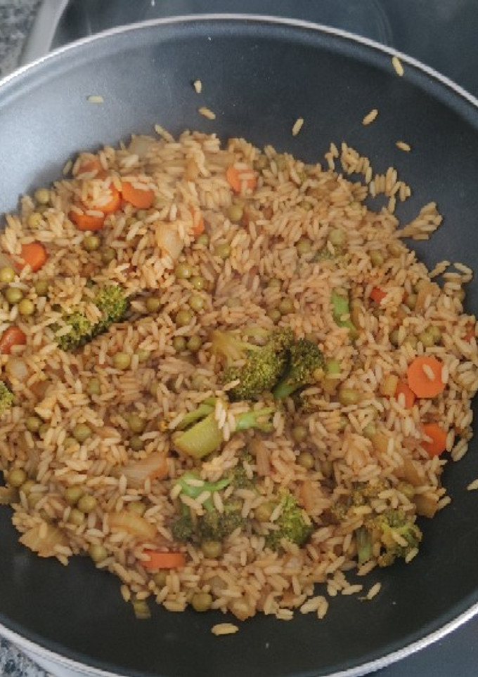 Una foto de Arroz frito con salsa de soja y verduras