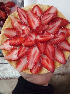 Una foto de Tarta de frutilla con crema pastelera...😍