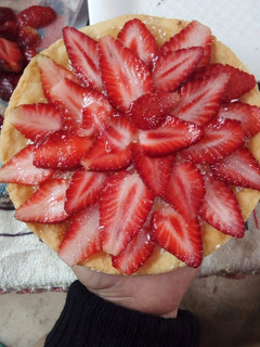 Una foto de Tarta de frutilla con crema pastelera...😍