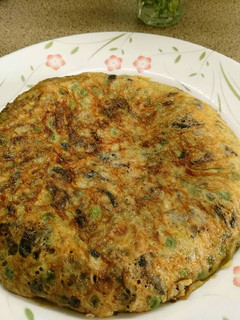Una foto de Tortilla de setas con guisantes y ajos tiernos