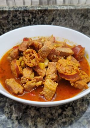 Una foto de Guiso de Cerdo en olla de hierro