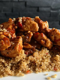 Una foto de Pollo bbq sobre cama de quinoa