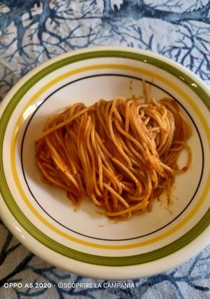 A picture of Spaghetti with Tomato, Pesto, and Onion.