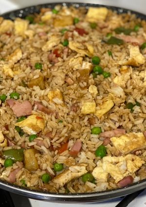 Una foto de Arroz frito con verduras asadas