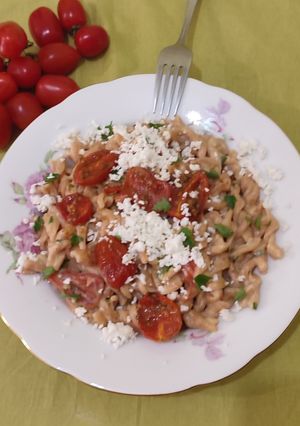 Φωτογραφία της συνταγής Στριφτό (βίδες) παντζαριού με σάλτσα φέτας και ψητά ντοματίνια