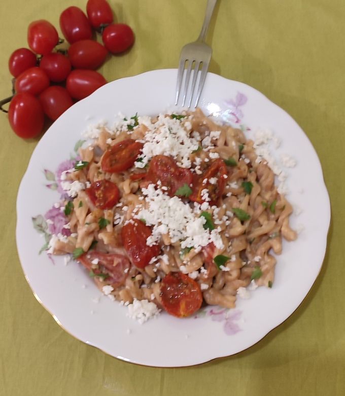 Φωτογραφία της συνταγής Στριφτό (βίδες) παντζαριού με σάλτσα φέτας και ψητά ντοματίνια