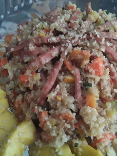 Una foto de "Arroz de coliflor con tres delicias a mi manera"🍚🍛🍚🤔😁😉