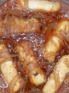 Una foto de Merluza en encebollado