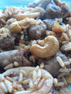 Una foto de Salteado de arroz, calamares y salchichas