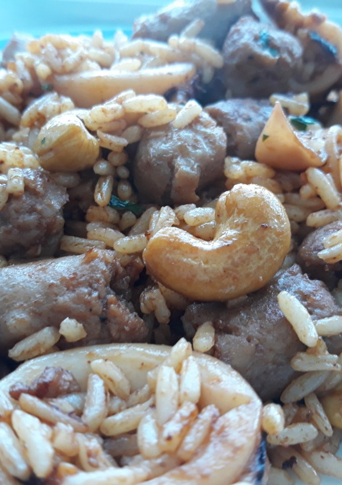 Una foto de Salteado de arroz, calamares y salchichas