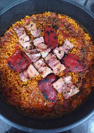 Una foto de Arroz a la paella con Panceta y Piquillos a la Brasa