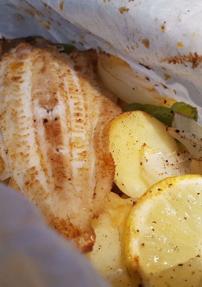 Una foto de Lenguado al pimentón en papillote
