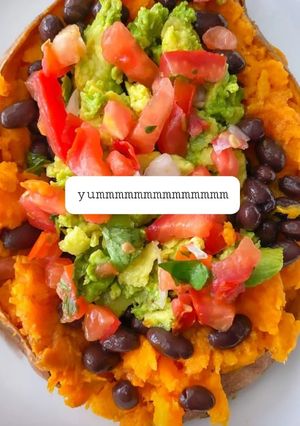 Foto de Batata Doce recheada com Feijão e Guacamole