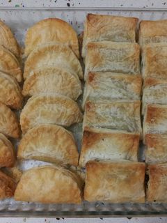 Una foto de Hojaldre de queso de cabra y de espinacas con piñones