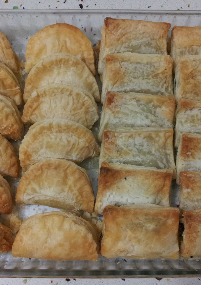 Una foto de Hojaldre de queso de cabra y de espinacas con piñones