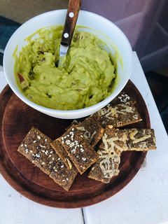 Una foto de Keto - crackers de queso 2.0 sin harina de trigo!Ideales para picar con guacamole!! 🤗🤗