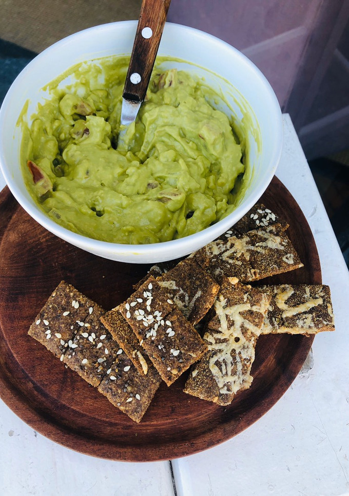 Una foto de Keto - crackers de queso 2.0 sin harina de trigo!Ideales para picar con guacamole!! 🤗🤗
