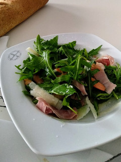 Una foto de Ensalada de rúcula, fácil y rápida