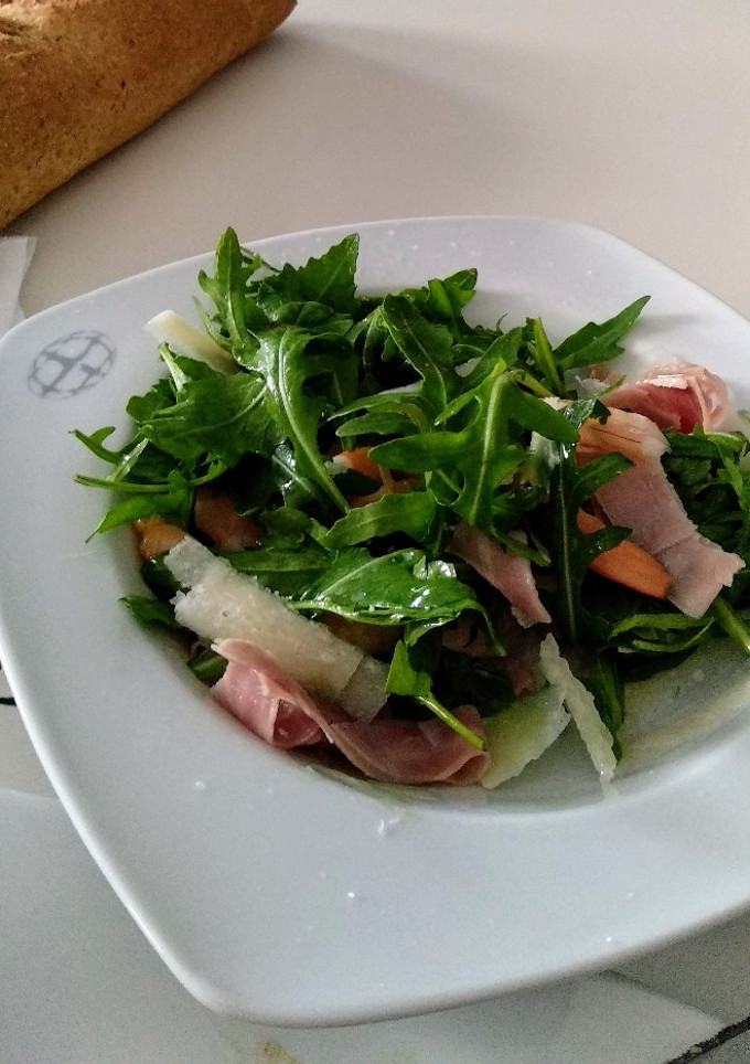 Una foto de Ensalada de rúcula, fácil y rápida