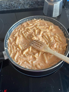 Una foto de Macarrones con salsa de tomate y nata