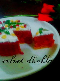 रेड वेलवेट ढोकला (Red Velvet Dhokla recipe in Hindi) रेसिपी मुख्य फोटो