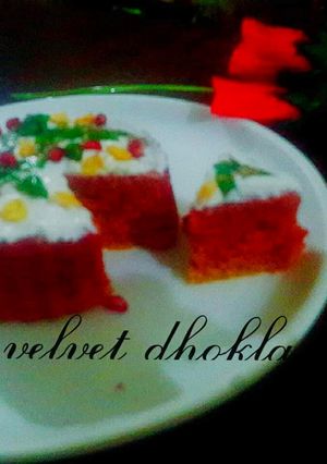 रेड वेलवेट ढोकला (Red Velvet Dhokla recipe in Hindi) रेसिपी मुख्य फोटो