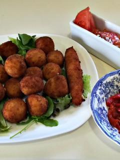 Una foto de Croquetas de masa, con quesitos y mostaza