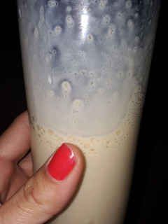 Una foto de Leche plátano manjar crema😋