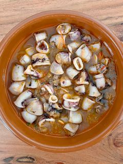 Una foto de 🦑 Calamares al vino blanco 🥂