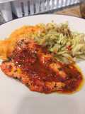 Pollo con salsa de achiote, puré de papa con zanahoria y repollo