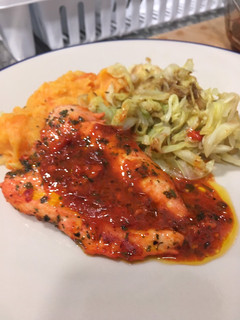 Una foto de Pollo con salsa de achiote, puré de papa con zanahoria y repollo