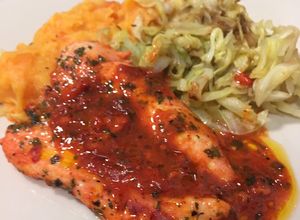 Foto principal de Pollo con salsa de achiote, puré de papa con zanahoria y repollo