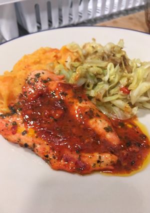 Una foto de Pollo con salsa de achiote, puré de papa con zanahoria y repollo