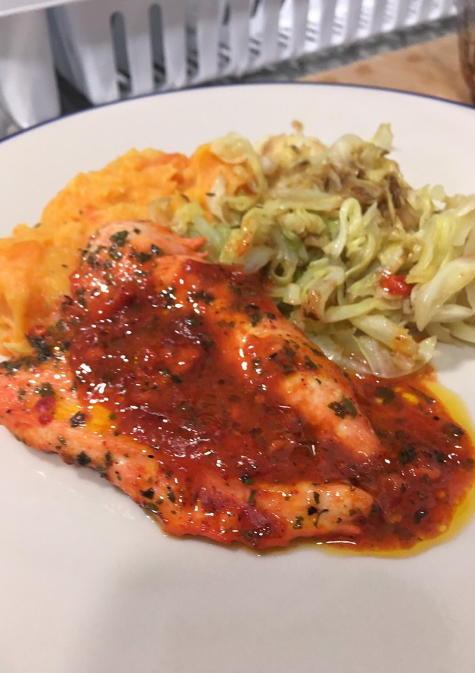 Una foto de Pollo con salsa de achiote, puré de papa con zanahoria y repollo