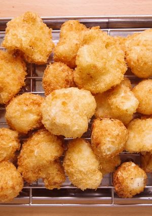A picture of Fried Cauliflower with tartar.