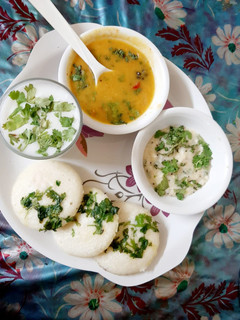 ઈડલી સાંભર (idli saambhar recepie in Gujarati) રેસીપી મુખ્ય ફોટો