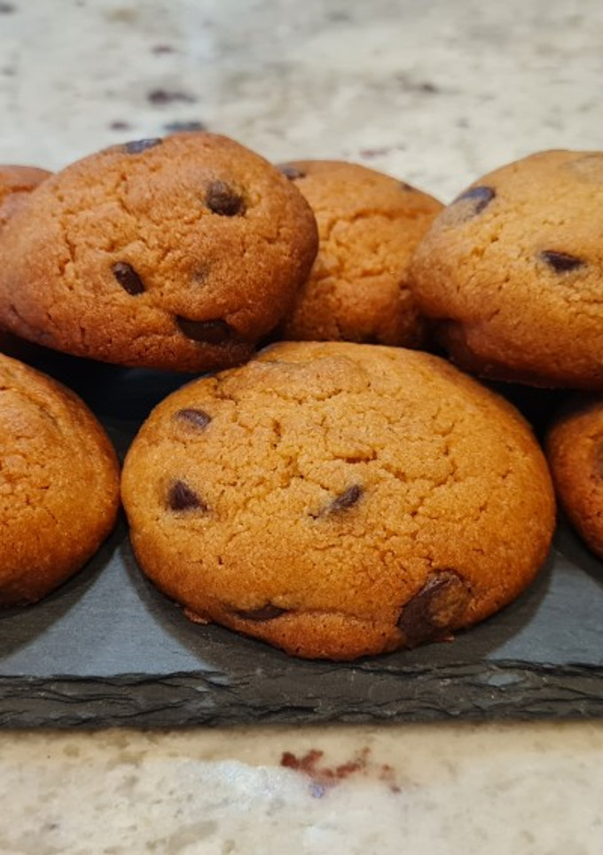 Una foto de Galletas de crema de cacahuete y chocolate