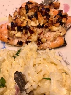Una foto de Salmón con costra de frutos secos