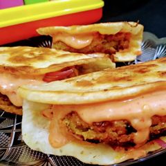 A picture of Chat pate aloo naan.