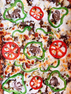 عکسی از دستور پیتزا گوشت چرخ کرده و قارچ🍕