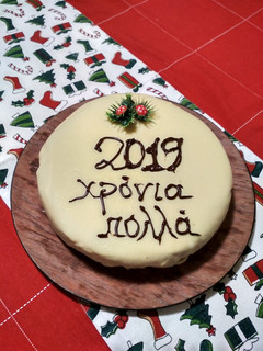 Φωτογραφία της συνταγής Βασιλόπιτα κέικ με επικάλυψη λευκής σοκολάτας