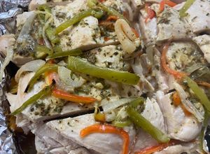 Una foto de Bifes de pollo con papas y boniato al horno acompañado de arroz amarillo