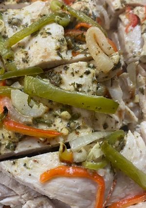 Una foto de Bifes de pollo con papas y boniato al horno acompañado de arroz amarillo