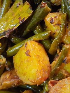 बींस और आलू की सूखी सब्जी (Beans aur aloo ki sookhi sabzi recipe in Hindi) रेसिपी मुख्य फोटो